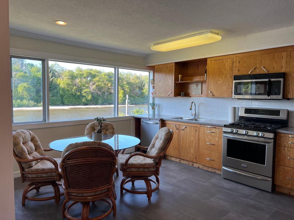 River House Hotel Campbell River Bagian luar foto